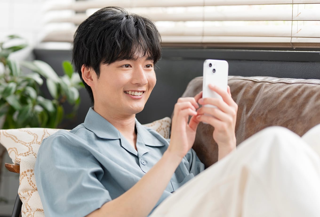 スマートフォンで応募手続きを行う男性