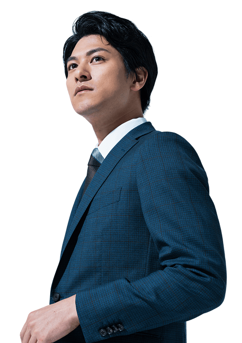 スーツ姿で前を見据える男性